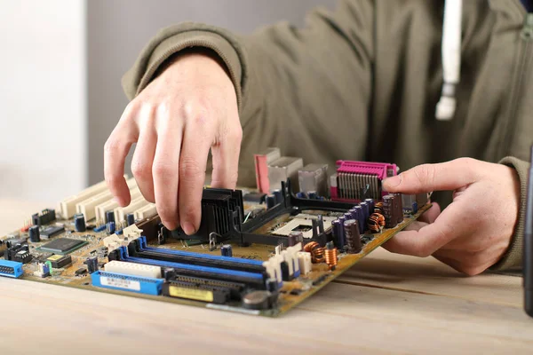 Person Holds Heatsink Computer Motherboard Table — Stock Photo, Image