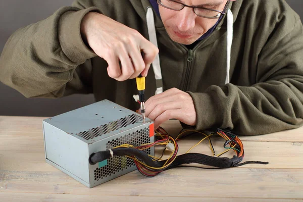 Person Checking Computer Power Supply Table Gray Background — Stock Photo, Image