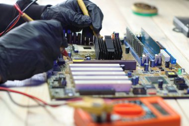 Masadaki bilgisayar ana kartından çip soğutma sisteminin değiştirilmesi