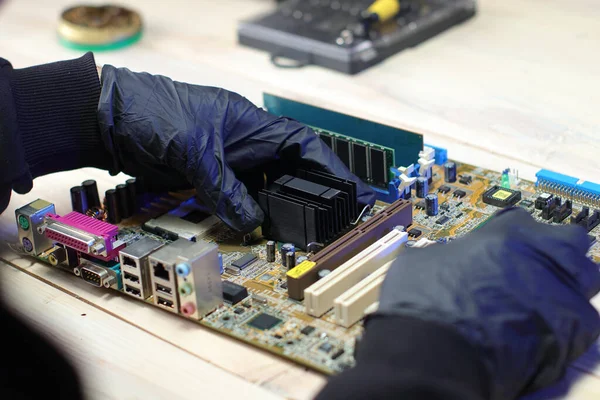 Austausch Des Chipsatz Kühlsystems Vom Computermotherboard Auf Dem Tisch — Stockfoto