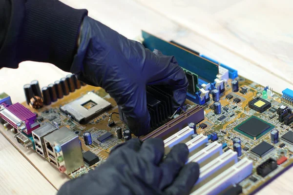 Austausch Des Chipsatz Kühlsystems Vom Computermotherboard Auf Dem Tisch — Stockfoto