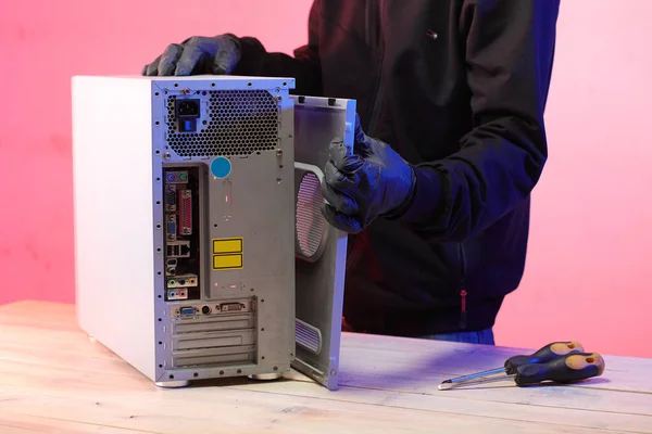 Разборка Старого Настольного Компьютера Человеком Столе Розовый Фон — стоковое фото