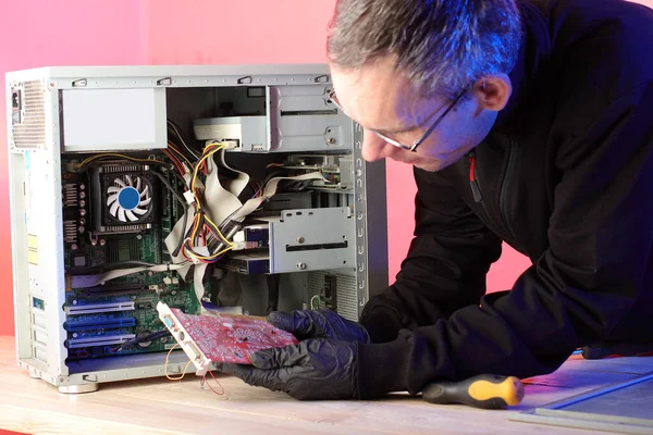 Disassembly Graphics Card Old Computer Person Table Pink Background — Stock Photo, Image