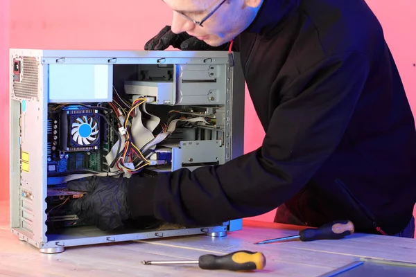 Disassembly Old Desktop Computer Person Table Pink Background — Stock Photo, Image