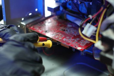 Grafik kartının voltajını ölçerken masanın üzerindeki eski bir bilgisayarda bir ammetre vardı.