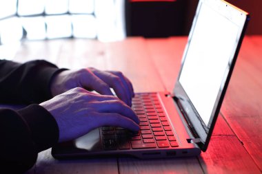 Masadaki dizüstü bilgisayarda ve renkli arkaplanda yazılıyor