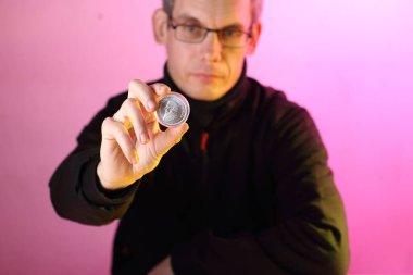 Gümüş krugerrand kişi ve renk arkaplanına karşı