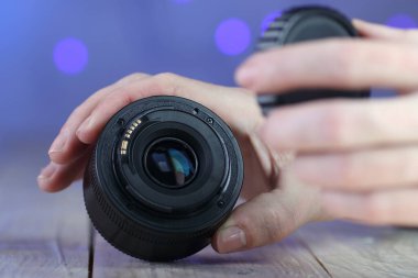 Masadaki Çin merceğinin arkası ve renkli arka plan.