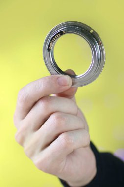 Sarı zemin üzerinde çip bulunan m42 klempleme adaptörü