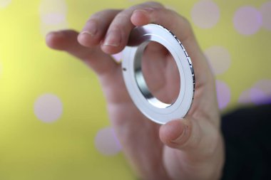 Sarı zemin üzerinde çip bulunan m42 klempleme adaptörü