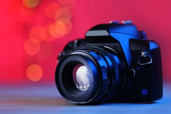 Pembe arka plan ve renkli bohem üzerine eski lensli eski dijital slr