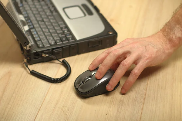 Person Holds Computer Mouse Hand Next Old Laptop — Stock Photo, Image