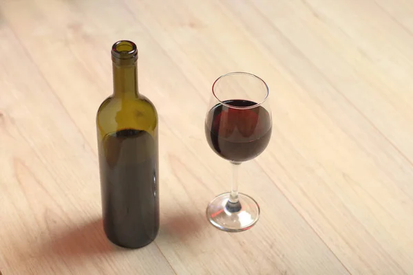 Une Bouteille Vin Avec Verre Debout Sur Plancher Panneau — Photo