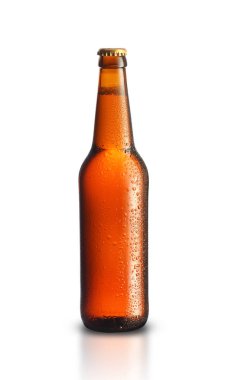 Kahverengi, beyaz arka planda bira şişesi.