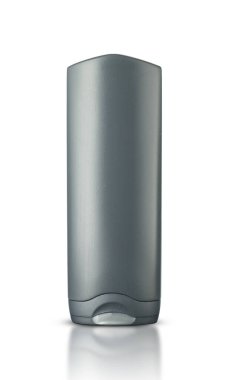 Beyaz arka planda banyo şampuanı olan gri plastik bir kap.