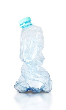 ezilmiş plastik şişe beyaz arka planda