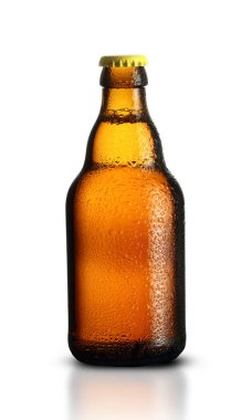 Beyaz arka planda bira olan küçük şişe.