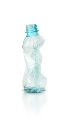 Beyaz arka plan üzerinde küçük plastik su şişesi