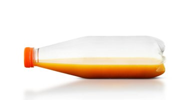 Beyaz arka planda portakal suyu olan plastik şişe.