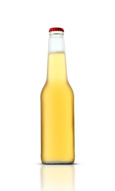 Beyaz arka planda dolu bir şişe light bira.