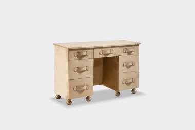 Ahşap çerçeveli antik giyinme masası beyaz arkaplanda izole edilmiş ayna