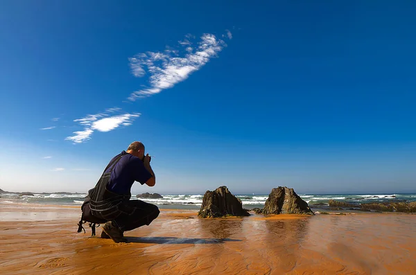Άνθρωπος Φωτογραφίζει Βράχους Στην Άκρη Του Ωκεανού — Φωτογραφία Αρχείου