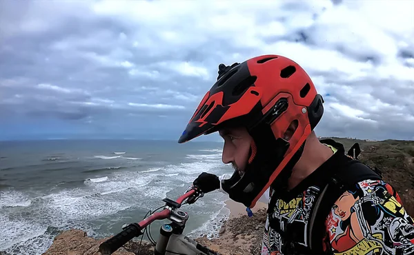 Ciclista Com Capacete Vermelho Perfil Borda Oceano — Fotografia de Stock