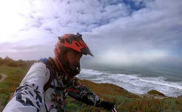 Radfahrer Mit Rotem Helm Nach Dem Regen Meeresufer — Stockfoto