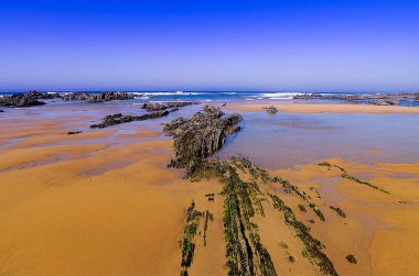 Atlantik Okyanusu 'nun kayalık sahillerinde deniz manzarası.