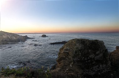 Atlantik Okyanusu 'nun kayalık sahillerinde deniz manzarası.