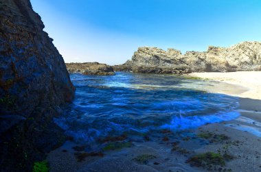 Atlantik 'in Portekiz kıyısında kayalık plajlı deniz burnu