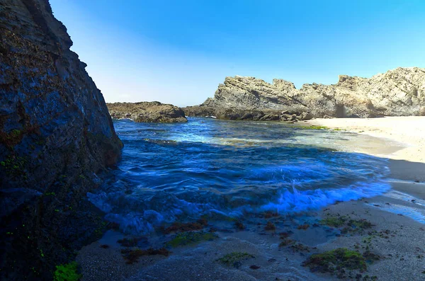Przylądek Morski Kamienistą Plażą Portugalskim Wybrzeżu Atlantyku — Zdjęcie stockowe
