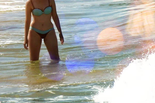 Frau Bikini Kalten Meerwasser — Stockfoto