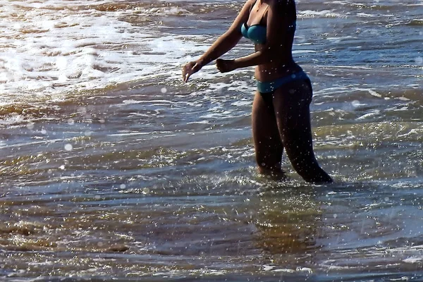 Femme Bikini Dans Eau Froide Océan — Photo