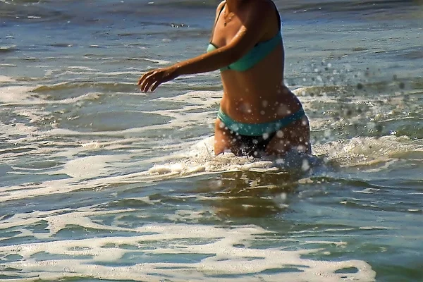 Femme Bikini Baignant Dans Océan Soir — Photo