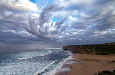 Fırtınadan önce Portekiz Atlantik kıyısında deniz manzarası