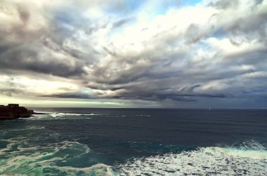 Fırtınadan önce Portekiz Atlantik kıyısında deniz manzarası