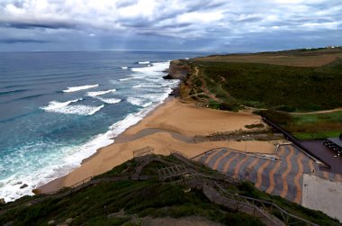 Fırtınadan önce Portekiz Atlantik kıyısında deniz manzarası