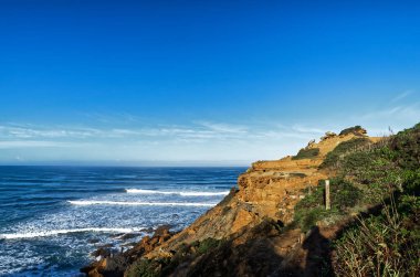 Atlantik Okyanusu 'nda kayalık bir sahili olan deniz burnu.