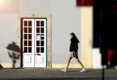 Yoldan geçenler sabah işe giderken.