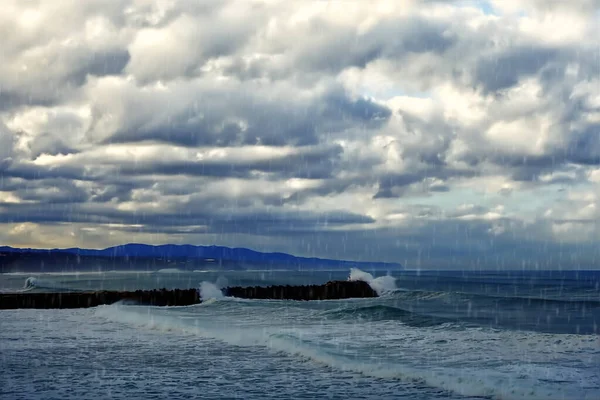 Yağmurun Başlangıcında Dramatik Bulutlu Deniz Manzarası — Stok fotoğraf