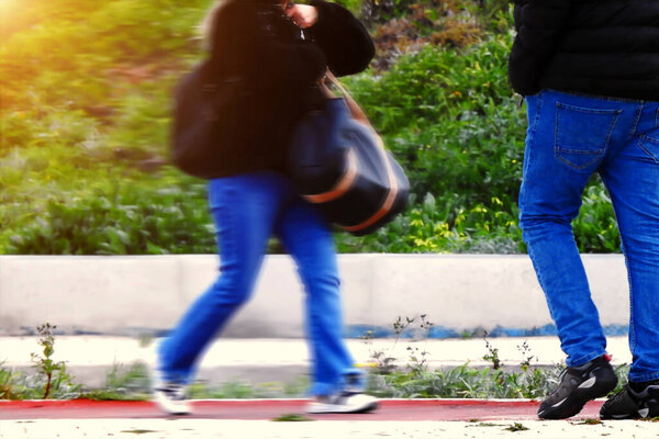 Прохожие по городу в пасмурный день