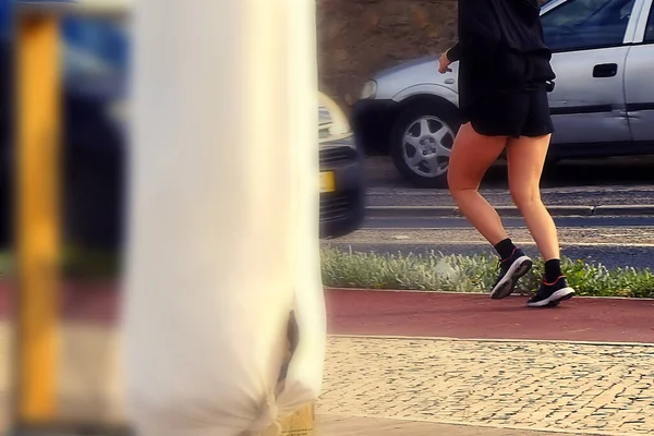 一个女孩在城市里奔跑 — 图库照片
