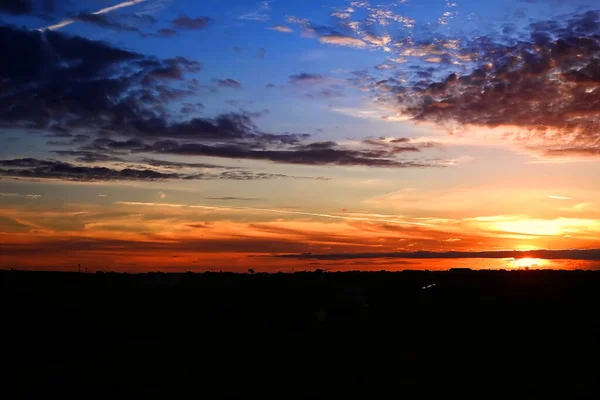 Ländliche Landschaft Bei Sonnenuntergang Mit Definierten Wolken — Stockfoto