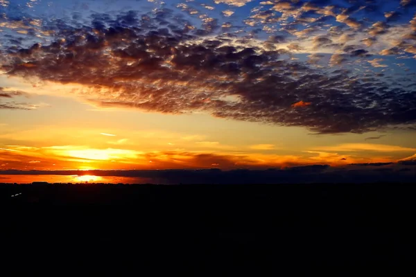 Landelijk Landschap Bij Zonsondergang Met Gedefinieerde Wolken — Stockfoto