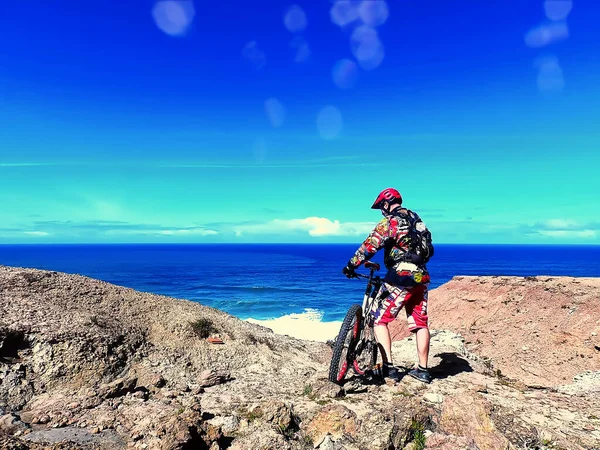 Ποδηλάτης Κόκκινο Κράνος Πετάλι Δίπλα Στον Ωκεανό — Φωτογραφία Αρχείου