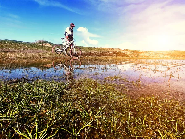 Велосипедист Красным Шлемом Педали Океана — стоковое фото