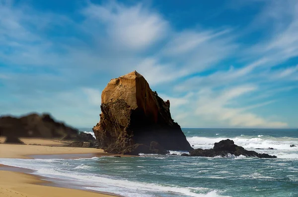 Rüzgarlı Bir Günde Okyanusta Bir Kayayla Deniz Manzarası — Stok fotoğraf