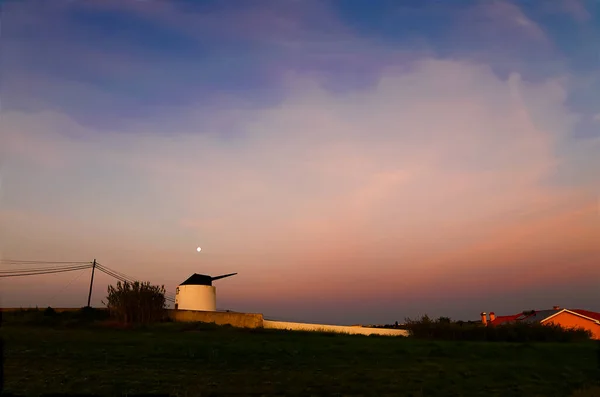 Blick Auf Eine Alte Windmühle Vor Sonnenaufgang — Stockfoto