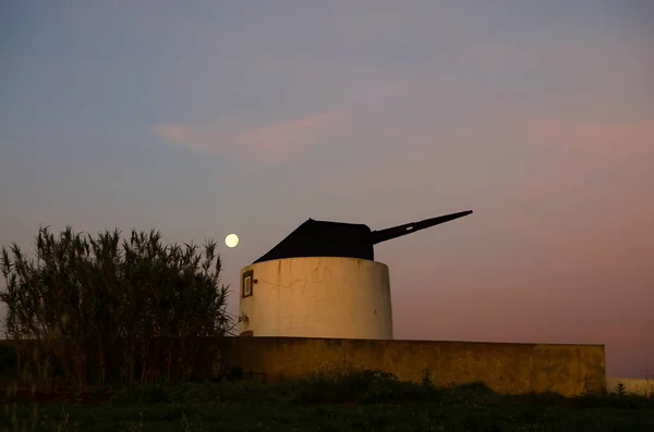Blick Auf Eine Alte Windmühle Vor Sonnenaufgang — Stockfoto